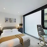 Stunning Modern Apartment In Central Edinburgh
